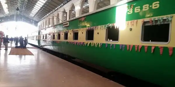 Allama Iqbal Express escapes accident at Kotri station