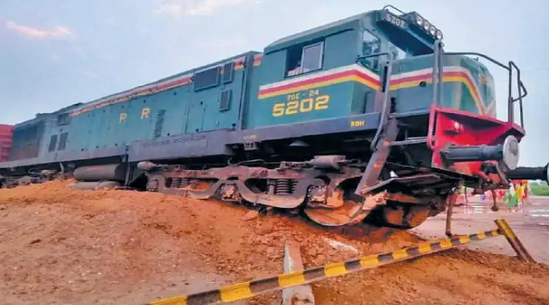 Guard injured as goods train engine and six wagons derail