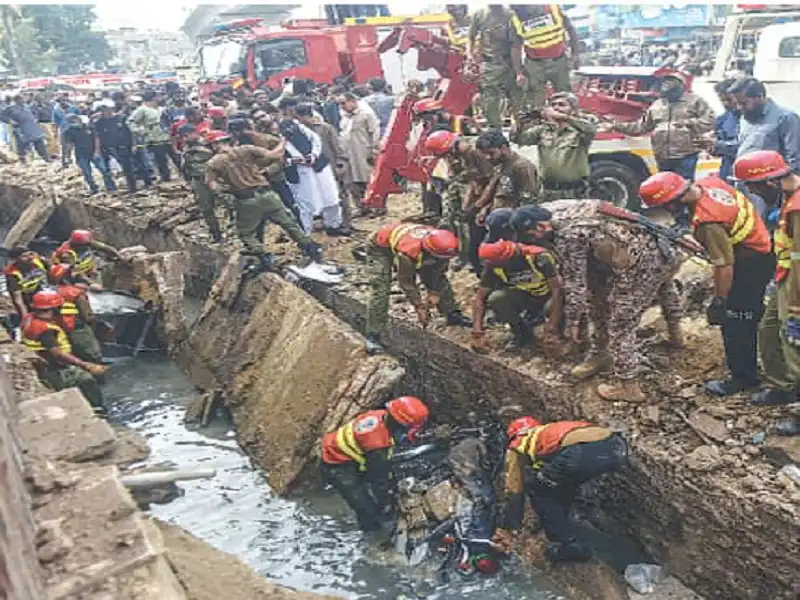 Eight hurt, vehicles damaged in Karachi’s Lasbela Chowk drain blast