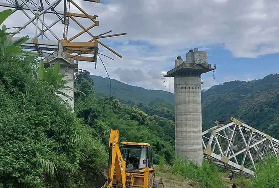 22 People killed in Indian railway bridge collapse