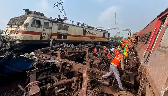 8 killed 4 injured after freight train crashes into truck in Thailand